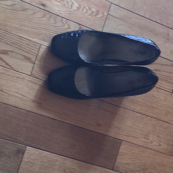 Me too black patent leather heels. - Picture 2 of 2